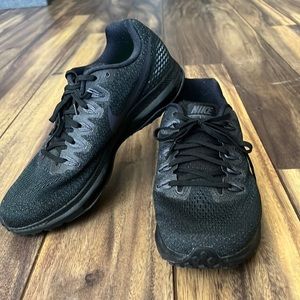 9.5 NIKE RUNNING SHOES - ZOOM ALL OUT